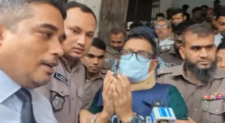 জুলাই আন্দোলনের সময় মোহাম্মদপুরে ট্রাকচালক মো. হোসেনকে গুলি করে হত্যার অভিযোগে করা মামলায় কারাবন্দি সাবেক প্রতিমন্ত্রী জুনাইদ আহমেদ পলককে আদালতে হাজির করা হয়েছে। এসময় তাকে ঘাড়ে বেল্ট পরে আসতে দেখা যায়। আদালত প্রাঙ্গণে সাংবাদিকদের তিনি বলেন, ‘হাসপাতাল